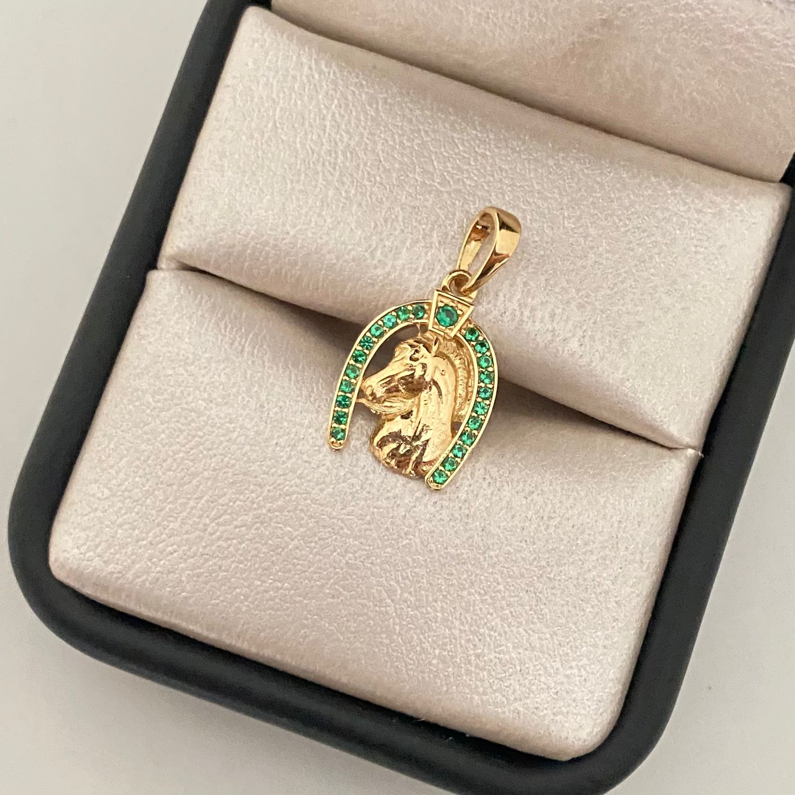 Dije herradura caballo borde circones verdes Oro amarillo 18k +1 / 2,10 Gr / 2,0 cm