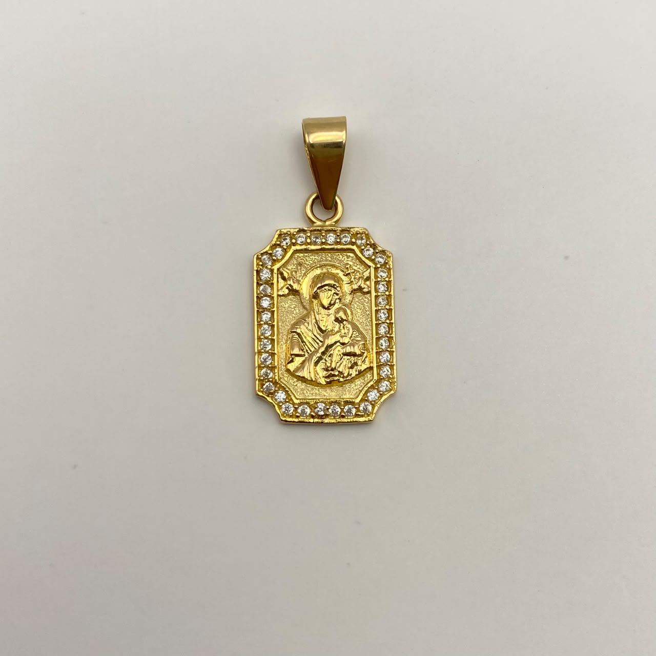 Dije Virgen del carmen circones blancos Oro amarillo 18k 2,35 Gr / 12,4 mm / 2,5 Cm