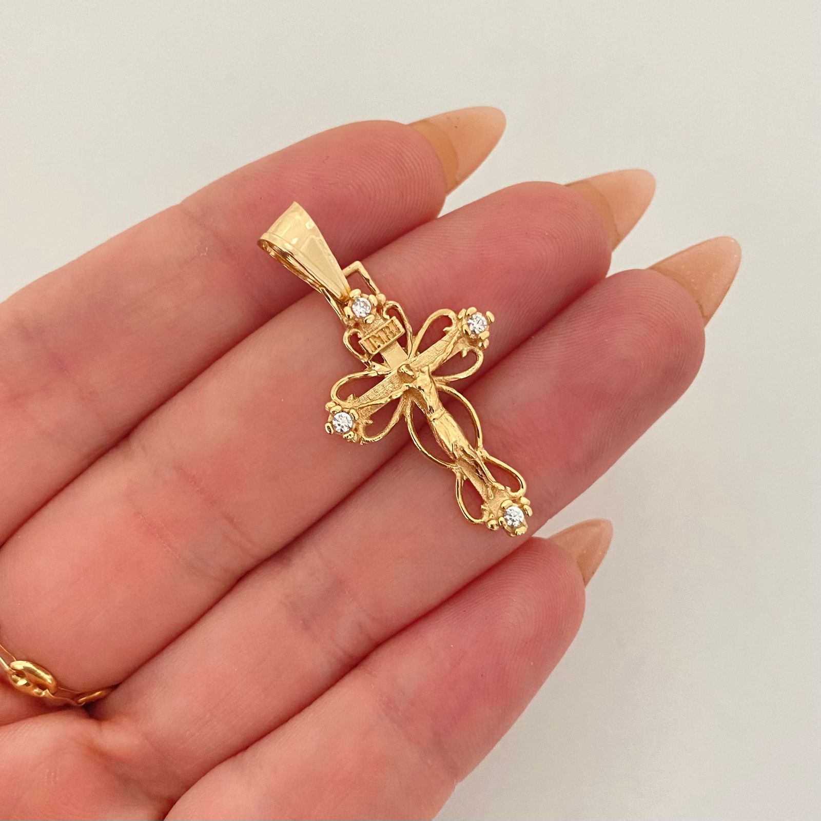 Dije cristo ondas con circones blancos  Oro amarillo 18k 2,85 Gr / 6,4 mm / 3,5 Cm