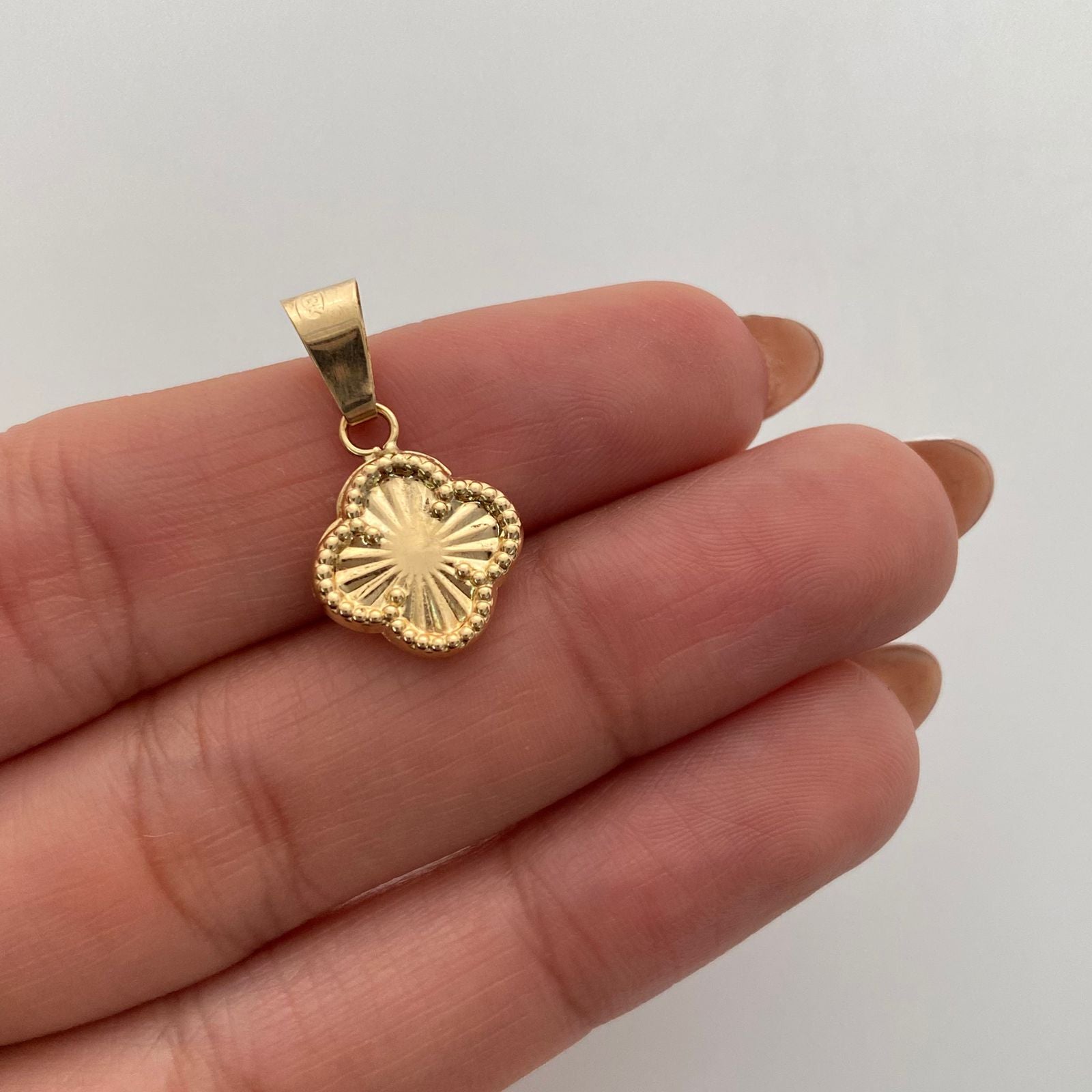 Dije Trebol Diamantado Oro amarillo 18k 1 Gr / 12,7 mm / 2,1 Cm