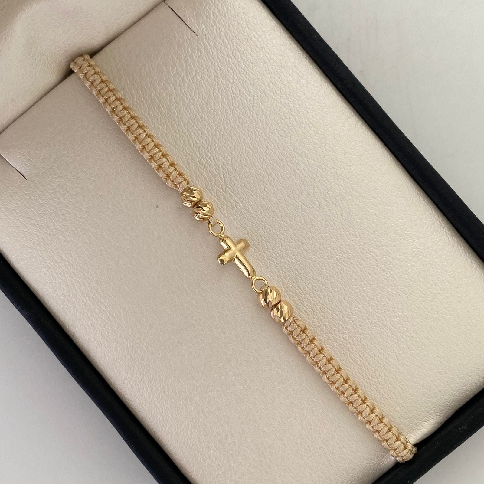 Pulsera tejida Herraje Cruz bolas diamantada 4mm hilo beige Oro amarillo 18k 0,6 Gr